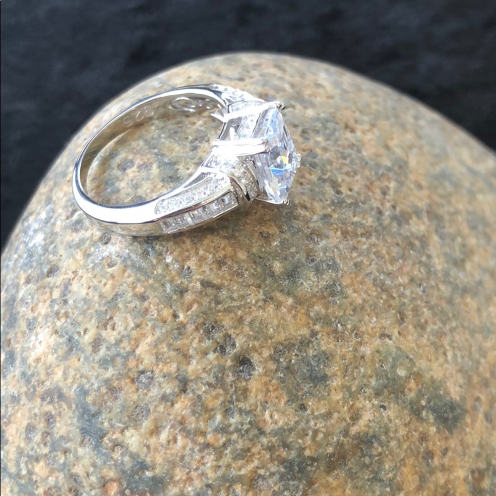 ⬇️HP🎊 Sterling Silver Clear Emerald Cut CZ Ring - Picture 4 of 8
